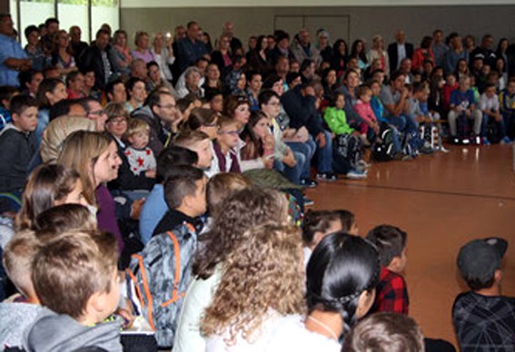 Phụ huynh và học sinh lớp 5 hồi hộp chờ tuyên bố Khai giảng năm học mới ở trường trung học cơ sở Stuttgart