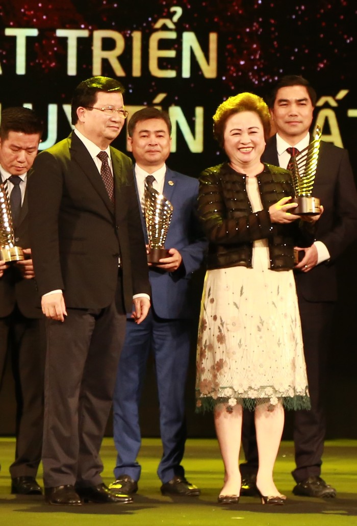 Bà Nguyễn Thị Nga, Chủ tịch Tập đoàn BRG đón nhận danh hiệu Nhà phát triển Bất động sản Uy tín nhất 2018