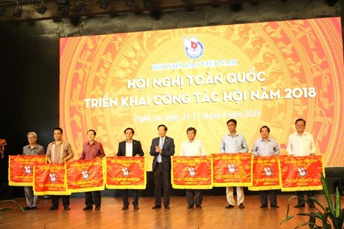 Đồng chí Thuận Hữu, Ủy viên Trung ương Đảng, Tổng Biên tập Báo Nhân Dân, Phó Trưởng Ban Tuyên giáo Trung ương, Chủ tịch Hội Nhà báo Việt Nam trao cờ thi đua cho các tập thể Hội xuất sắc năm 2017.