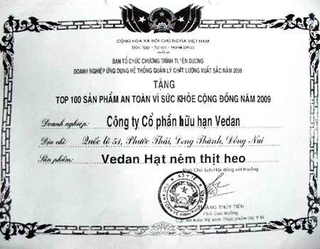 Giấy chứng nhận &quot;an toàn vì sức khỏe cộng đồng&quot; cho sản phẩm của Vedan mang chữ ký của Phó chủ tịch hội đồng xét thưởng. Ảnh: T.N/ VnExpress.net