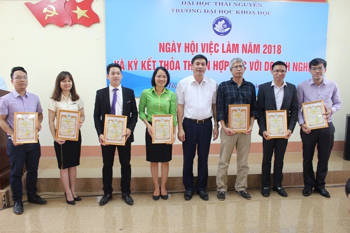 Phó giáo sư Nguyễn Văn Đăng – Phó Hiệu trưởng trao giấy chứng nhận tham dự Ngày hội việc làm năm 2018 cho các doanh nghiệp tham dự