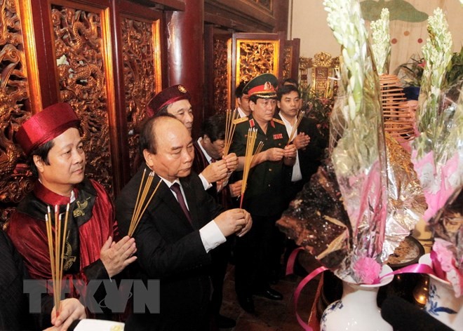 Thủ tướng Nguyễn Xuân Phúc và các đại biểu dâng hương tại Đền Thượng. (Ảnh: Lâm Khánh/TTXVN)