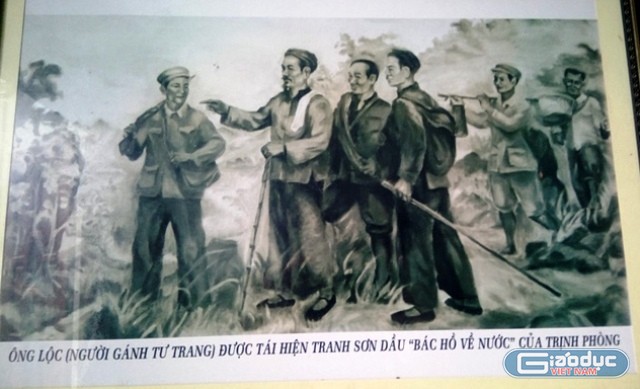 Bức tranh sơn dầu của họa sỹ Trịnh Phòng tái hiện Bác Hồ về nước được treo tại nhà anh Lợi. (Ảnh: Thủy Phan)