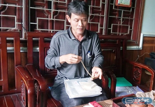 Anh Nguyễn Văn Lợi vẫn giữ nhiều tài liệu, hình ảnh về người mẹ nuôi Nguyễn Thị Cúc. (Ảnh: Thủy Phan)