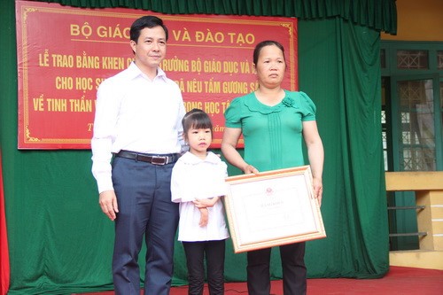 Ông Nguyễn Văn Hưng - Phó Giám đốc Sở Giáo dục và Đào tạo Thái Nguyên tặng quà cho em Trần Thị Hoa