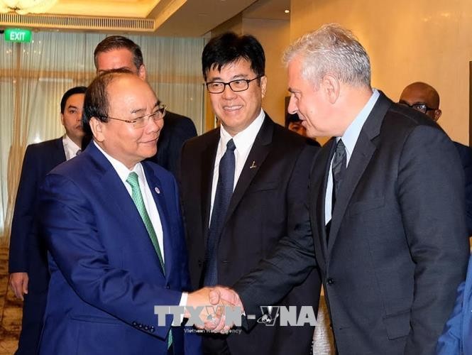 Thủ tướng Nguyễn Xuân Phúc tiếp lãnh đạo các Công ty đa quốc gia (TNCs) có trụ sở tại Singapore. Ảnh: Thống Nhất/TTXVN