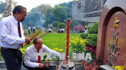 Phó Thủ tướng Trương Hòa Bình và Bí thư Thành ủy Nguyễn Thiện Nhân dâng hương tại Nghĩa trang liệt sĩ Thành phố Hồ Chí Minh.
