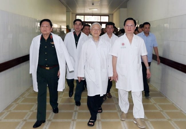 Tổng Bí thư Nguyễn Phú Trọng đến thăm đồng chí Đỗ Mười và đồng chí Lê Đức Anh tại Bệnh viện Trung ương quận đội 108. Ảnh: TRÍ DŨNG (TTXVN)