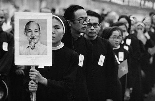 Tín đồ Công giáo ở Thành phố Hồ Chí Minh tham gia buổi lễ diễu hành kỷ niệm 5 năm ngày thống nhất vào 30/4/1980 - (Ảnh: Philip Jones Griffiths).