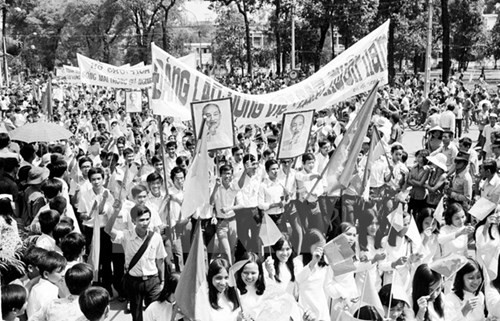 Nhân dân Sài Gòn diễu hành mừng thành phố được giải phóng (ngày 15/5/1975.)(Ảnh: Tư liệu TTXVN)