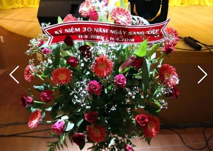 Lẵng hoa đặt trên bàn chủ tịch của ngày hội giao lưu gặp gỡ