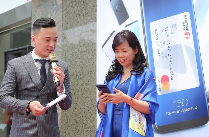 Khách hàng hào hứng trải nghiệm tính năng thanh toán bằng thẻ Maritime Bank Mastercard qua ứng dụng di động Samsung Pay tại buổi lễ ra mắt.