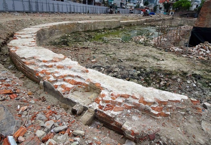 Giai đoạn 2 của dự án sẽ thực hiện trong các năm 2019-2020, gồm các hạng mục bên trong Thành Điện Hải. Trong quá trình tu bổ, đã phát lộ các đoạn tường hào và nền móng của Thành Điện Hải xưa. (Ảnh: Trần Lê Lâm/TTXVN)