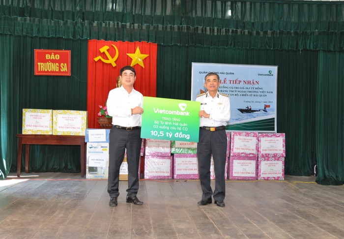Ông Nghiêm Xuân Thành – Bí thư Đảng ủy, Chủ tịch Hội đồng quản trị Vietcombank (bên trái) trao biển tượng trưng hỗ trợ 03 xuồng CQ trị giá 10,5 tỷ đồng tặng cán bộ, chiến sỹ Quân chủng Hải quân.