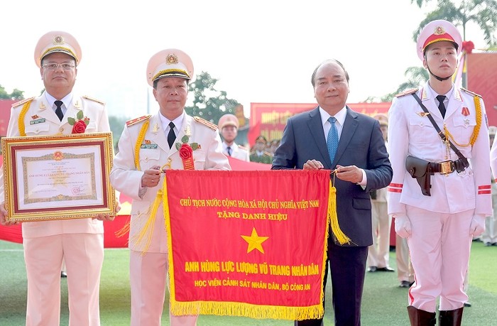 Thủ tướng Nguyễn Xuân Phúc trao danh hiệu Anh hùng lực lượng vũ trang nhân dân thời kỳ kháng chiến chống Mỹ, cứu nước cho Học viện Cảnh sát nhân dân. Ảnh: VGP.
