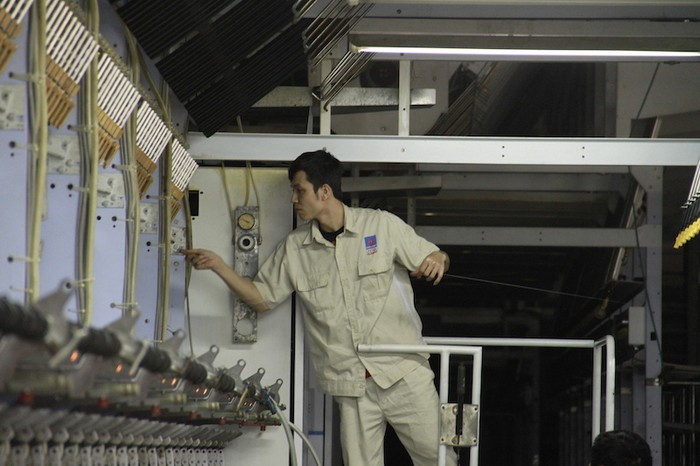 Công nhân vận hành, sản xuất tại Nhà máy Xơ sợi Đình Vũ