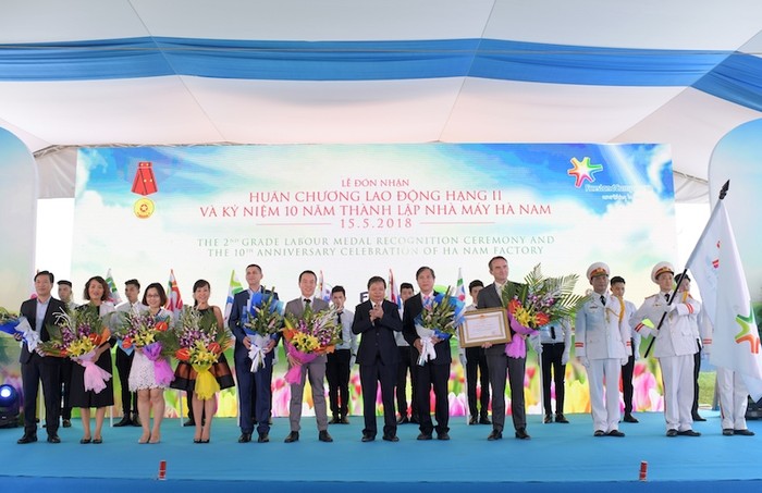 FrieslandCampina Hà Nam vinh dự đón nhận Huân chương Lao động hạng Nhì ảnh 1