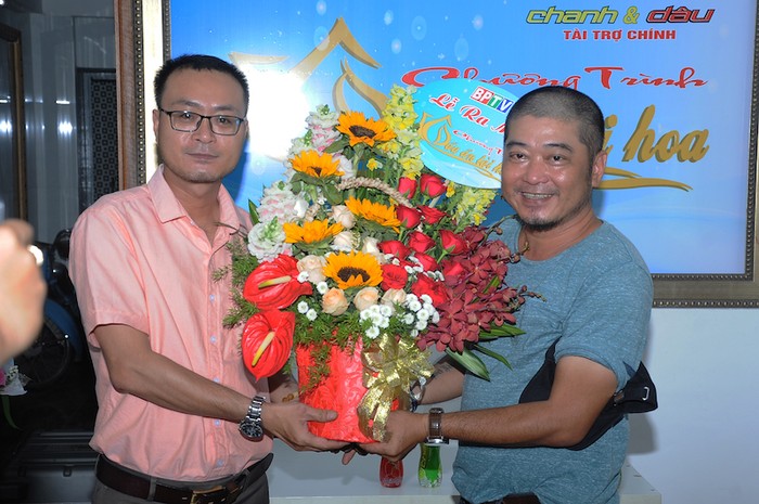 Ông Lê Nguyễn Đức Khôi, Trưởng phòng Quan hệ Công chúng, Tập đoàn Tân Hiệp Phát tặng hoa cho đạo diễn chương trình “Dấu ấn tài hoa”.