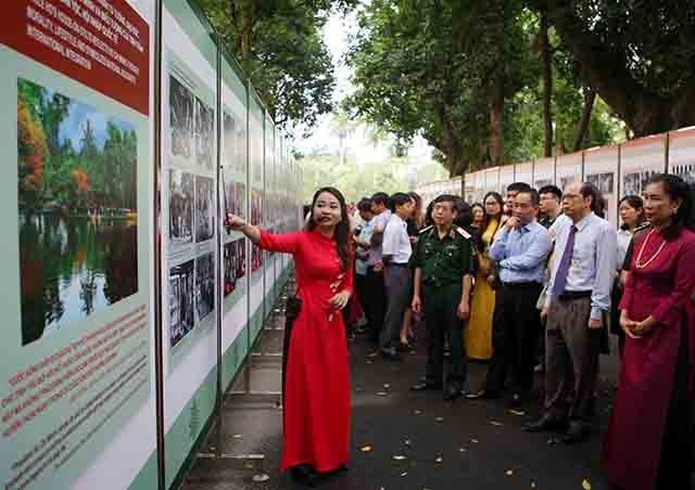 Các đại biểu tham quan triển lãm “60 năm Nhà sàn Bác Hồ trong Khu Phủ Chủ tịch” tại Hà Nội.