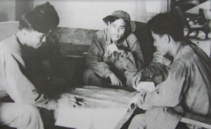 Đồng chí Nguyễn Đức Huy (người đầu tiên bên trái ảnh) - Chủ tịch Ủy ban Quân quản lâm thời thị xã Quảng Trị, họp bàn kế hoạch phòng thủ thị xã Thành cổ Quảng Trị, tháng 5 năm 1972. (Ảnh: Tư liệu)