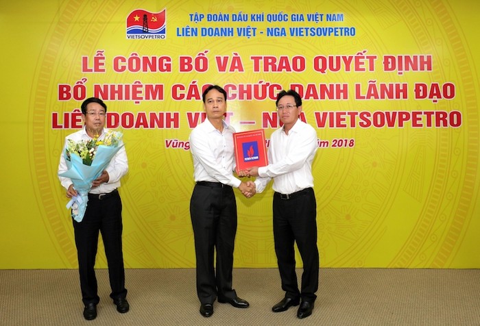Phó Bí thư Đảng ủy, Tổng giám đốc PVN Nguyễn Vũ Trường Sơn trao Quyết định bổ nhiệm cho ông Nguyễn Quỳnh Lâm.