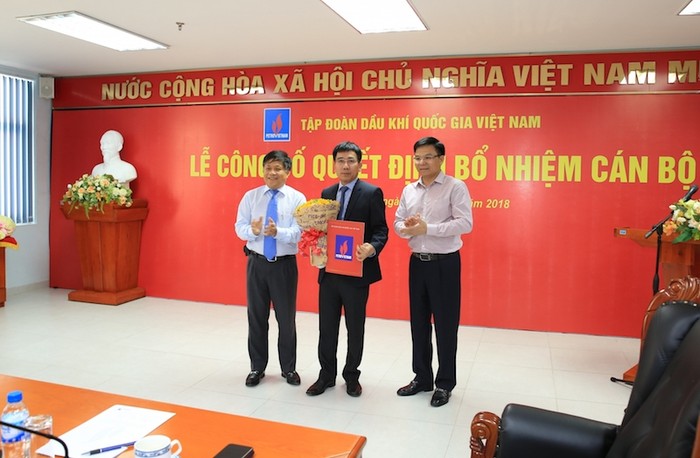 Đồng chí Phan Ngọc Trung trao quyết định; đồng chí Lê Mạnh Hùng tặng hoa chúc mừng tân Chủ tịch Hội đồng Thành viên Công ty BSR Lê Xuân Huyên