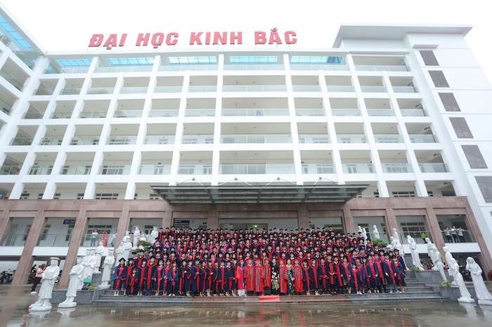 Sinh viên Đại học Kinh Bắc chụp ảnh tốt nghiệp 2017