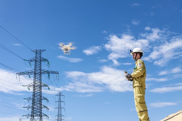 Tổng công ty Truyền tải điện Quốc gia ứng dụng công nghệ Flycam để kiểm tra đường dây. Ảnh: congnghetieudung.vn