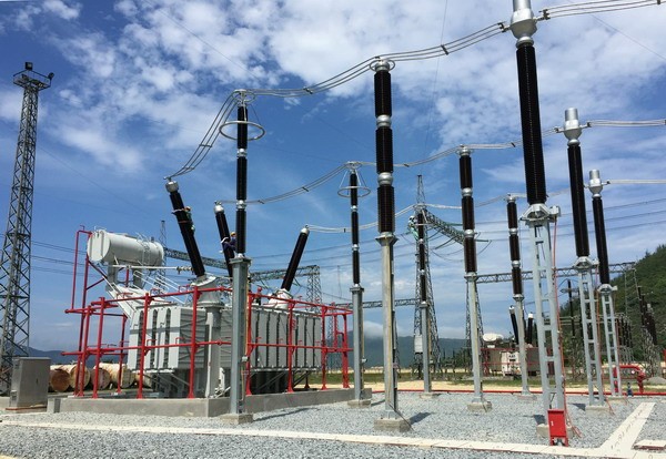 Đóng điện kháng điện bù ngang 500 kV - 128 MVAr Trạm biến áp 500 kV Vũng Áng. Ảnh: EVNNPT