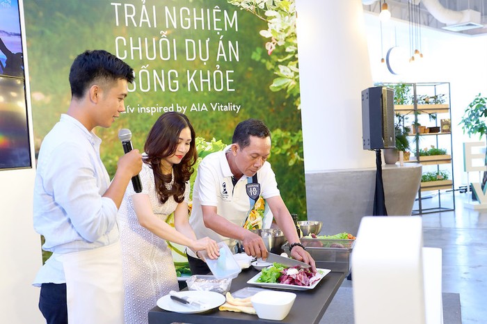 Long Châu trình bày một số món ăn trong Thuận tự nhiên