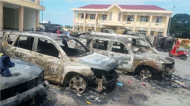 Nhiều ô tô trong trụ sở Phòng cháy chữa cháy ở Phan Rí Cửa, huyện Tuy Phong, tỉnh Bình Thuận bị đốt cháy trơ khung. Ảnh: tienphong.vn