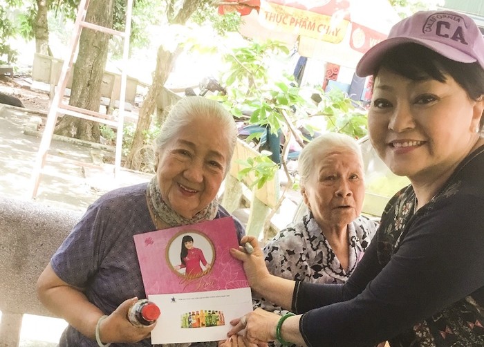 Nghệ sĩ Hương Lan trao quà cho nghệ sĩ Thiên Kim