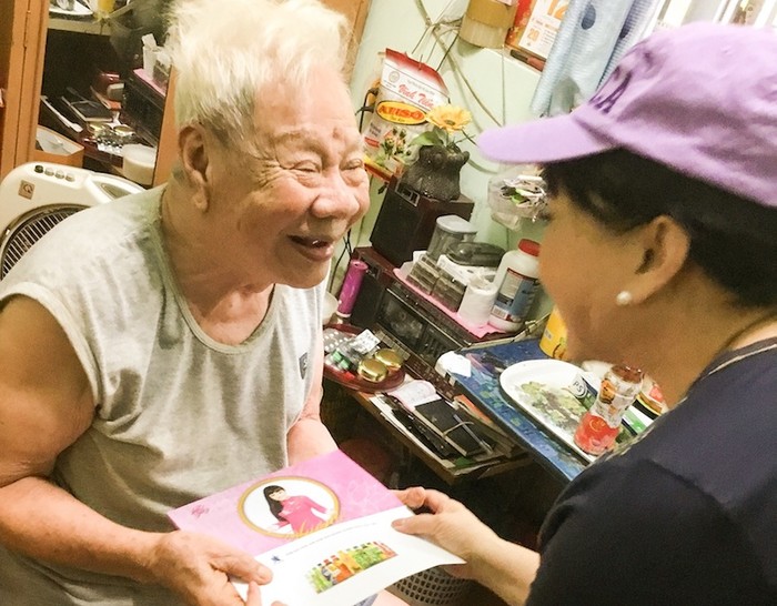 Tặng quà cho nghệ sĩ Lam Sơn trong căn phòng của ông ở viện dưỡng lão.