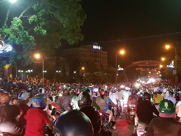 Những người tụ tập cùng nhiều người hiếu kỳ gây tắc nghẽn giao thông ở Bình Thuận đêm 11/6. Ảnh: PN/Plo.vn
