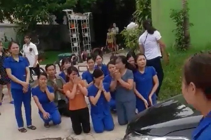 Thày cô giáo quỳ xin chính quyền đừng đóng cửa trường (Ảnh cắt từ clip đăng trên mạng xã hội, nguồn: Vietnamnet.vn)