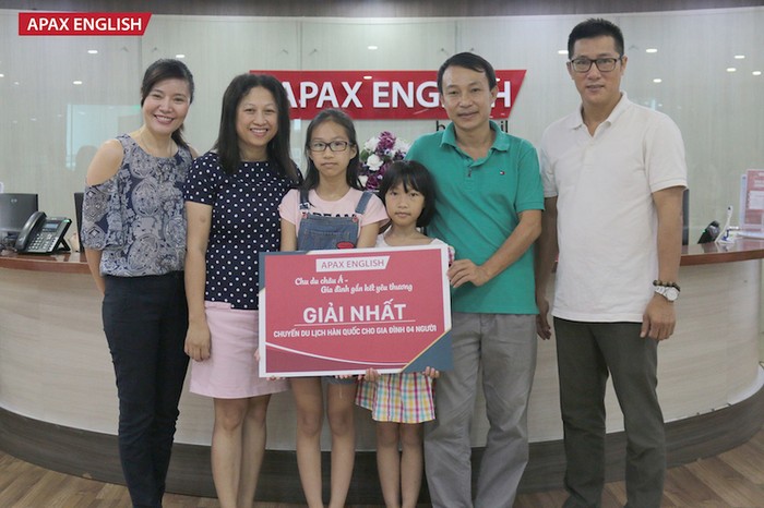 Gia đình chị Nguyễn Thị Mai Phương vô cùng bất ngờ khi nhận được chuyến du lịch gần 100 triệu đồng