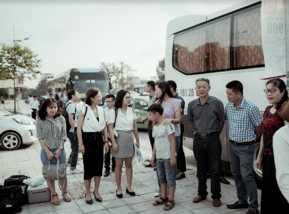 Xuất phát từ đại lộ Lê Lợi - thành phố Thanh Hóa, những chiếc xe cao cấp đưa gần 200 cư dân tương lai của Vinhomes Star City tiến về thủ đô, bắt đầu chuyến hành trình ghé thăm những khu đô thị đáng sống bậc nhất Hà Nội.