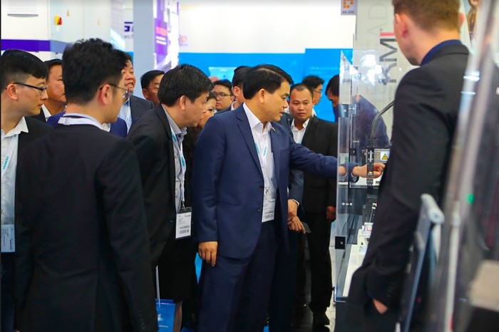Chủ tịch Uỷ ban nhân dân Thành phố Hà Nội - ông Nguyễn Đức Chung cùng đoàn công tác tham quan các gian hàng công nghệ cao và robotic tại hội chợ.