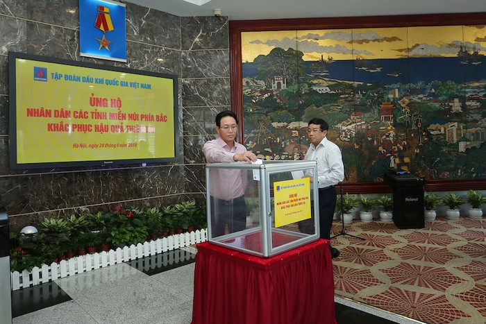 Ngày 28/6 tại Hà Nội, Tập đoàn Dầu khí Việt Nam đã tổ chức quyên góp ủng hộ nhân dân các tỉnh miền núi phía Bắc bị thiệt hại vì mưa lũ vừa qua.