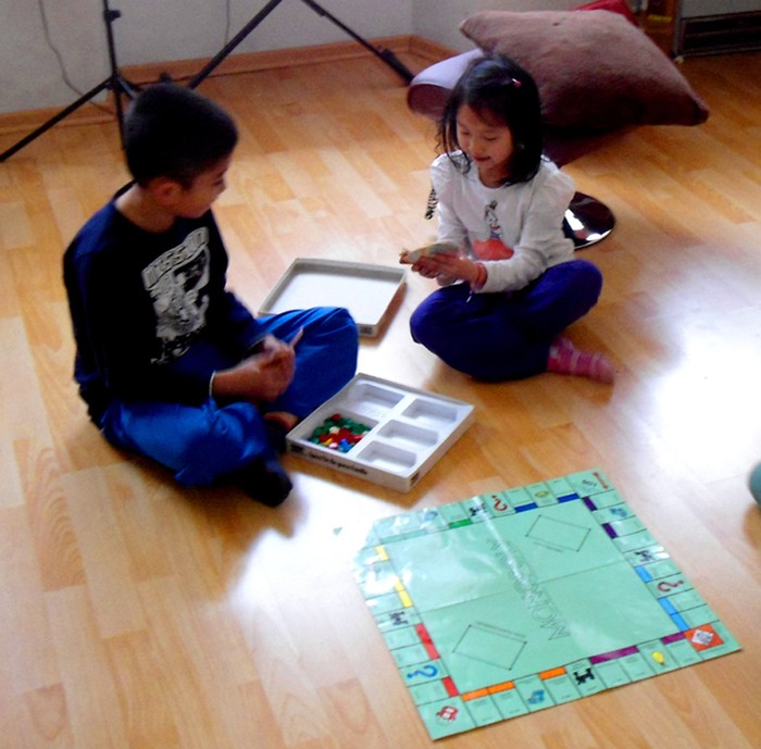Việt Hùng và Việt Hương đang chơi Monopoly, một môn chơi luyện tập tính nhẩm và luyện trí nhớ