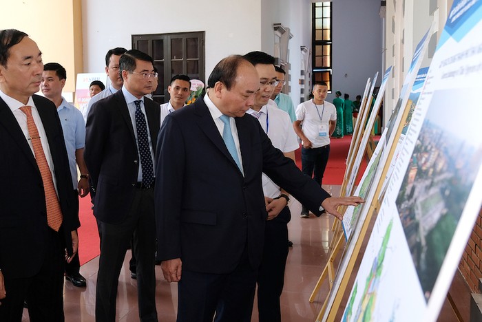 Thủ tướng tham quan khu trưng bày các dự án đầu tư vào tỉnh Thái Nguyên. Ảnh: VGP