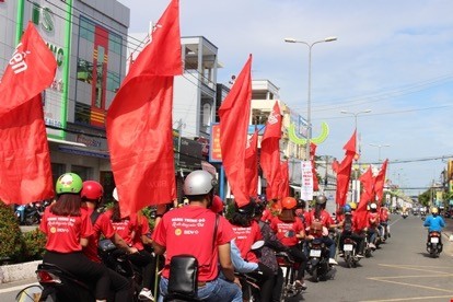 Đường phố Cà Mau rực rỡ sắc đỏ Hành trình