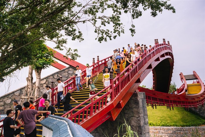 Cầu dương có chiều dài hơn 50m. Cầu âm dài hơn 56m. Từng đường nét kiến trúc của cây cầu đều gợi nhắc về xứ sở Phù Tang. Sống ảo, ở bất cứ góc nào của cây cầu này cũng đều tuyệt đỉnh.
