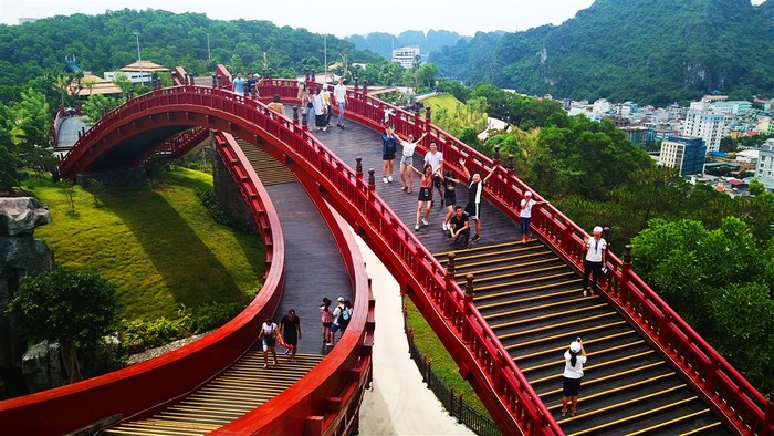 Từ trên cầu có thể ngắm toàn cảnh vườn Nhật thanh bình, với những nét kiến trúc thiền trong từng mái ngói cong cong, những cây đèn đá, hồ cá Koi, mô hình núi Phú Sỹ thu nhỏ…