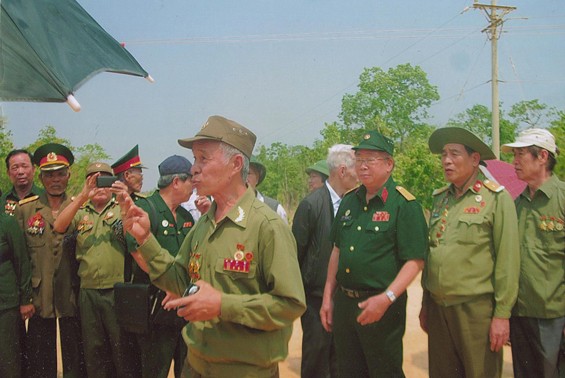 Các cựu chiến binh trong chuyến thăm lại thung lũng Ia Đrăng (tháng 5/2016). Ảnh: Baothainguyen.org.vn
