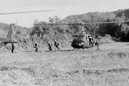 Quân Mỹ đổ bộ xuống thung lũng Ia Đrăng trong Chiến dịch Plây Me năm 1965. Ảnh tư liệu/ Baobinhphuoc.com.vn