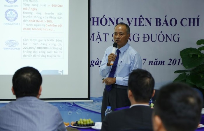 Ông Đỗ Văn Định - Giám đốc Dự án Nhà máy nước mặt sống Đuống thuyết trình dự án.
