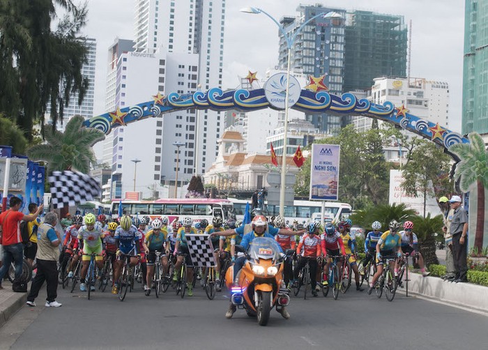 Các tay đua chạy 12 vòng quanh chặng đường biển Trần Phú.