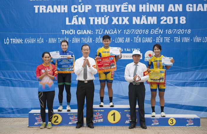 Thanh Vũ cùng Ban tổ chức trao giải cho các vận động viên thắng chặng 1.
