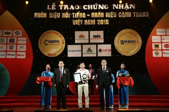 Đại diện FrieslandCampina Việt Nam (đứng giữa) nhận giải thưởng “Nhãn hiệu nổi tiếng Việt nam” 2018